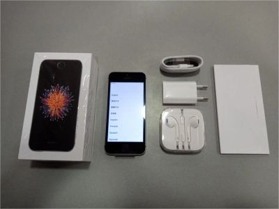 Лот: 11119571. Фото: 1. iPhone SE space grey 32gb. Смартфоны