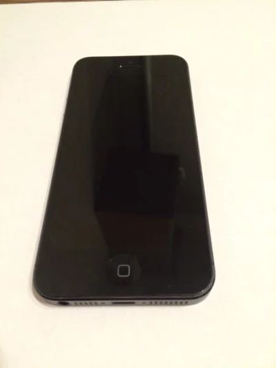 Лот: 6768936. Фото: 1. IPhone 5 black 16 gb. Смартфоны