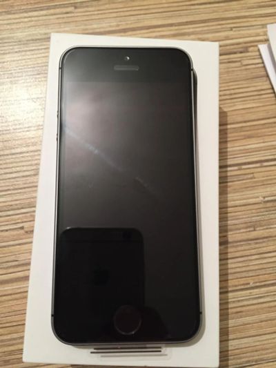 Лот: 9839590. Фото: 1. iPhone SE 16Gb Space Gray. Смартфоны