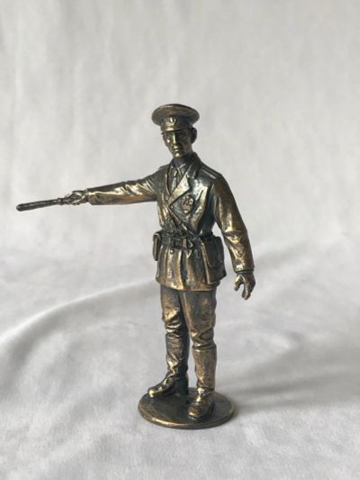 Лот: 18600158. Фото: 1. Статуэтка Гаишник бронза. Фигурки, статуэтки