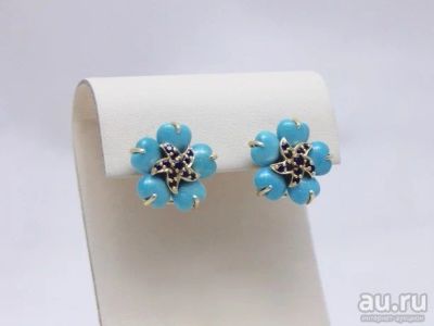 Лот: 12255356. Фото: 1. ЗОЛОТЫЕ СЕРЬГИ С САПФИРОМ И БИРЮЗОЙ... Серьги, каффы