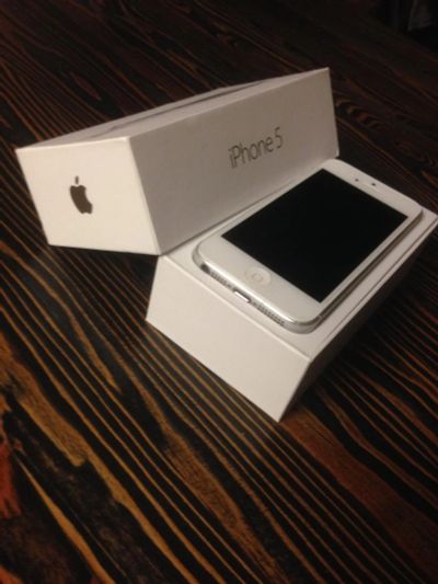 Лот: 7440492. Фото: 1. iPhone 5 white 16gb. Смартфоны