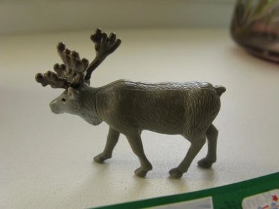 Лот: 7074960. Фото: 1. северный олень из киндера. Игрушки