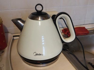 Лот: 17552605. Фото: 1. Неисправный стальной чайник Midea... Чайники, кофемашины, кулеры