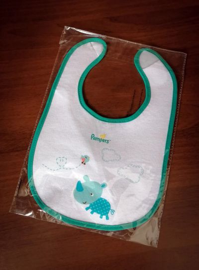Лот: 15687219. Фото: 1. Новый нагрудник-слюнявчик Pampers. Всё для кормления