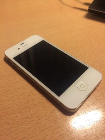 Лот: 5516104. Фото: 1. iPhone 4S полностью рабочий, задняя... Смартфоны