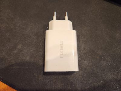Лот: 25647370. Фото: 1. USB зарядное устройство Meizu... Зарядные устройства, блоки питания, адаптеры сетевые для смартфонов