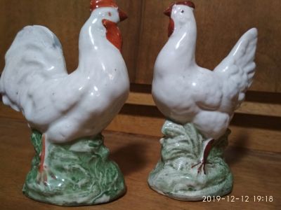 Лот: 15319469. Фото: 1. Старинные статуэтки Петух и Курица... Фарфор, керамика