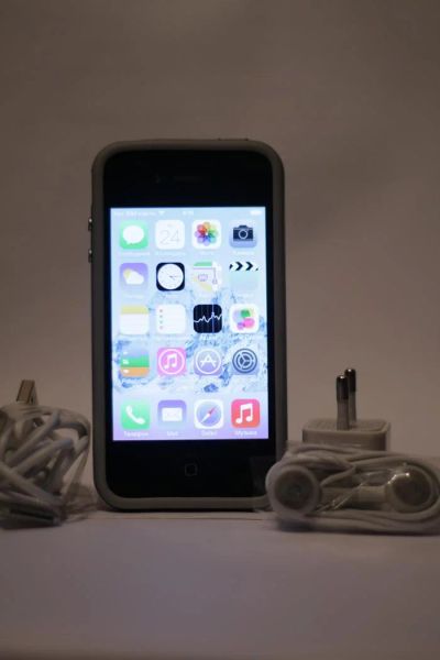 Лот: 3320787. Фото: 1. Iphone 4G 16GB оригинал, отличное... Смартфоны