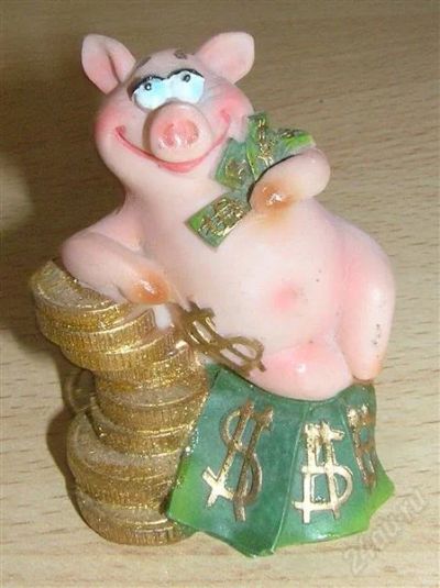 Лот: 1044472. Фото: 1. хрюша с долларами. Фигурки, статуэтки