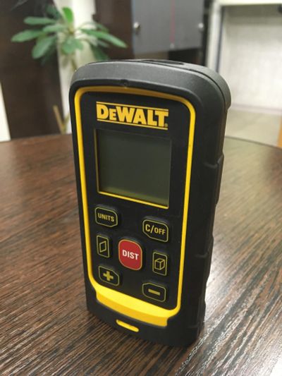 Лот: 16199672. Фото: 1. Лазерный дальномер DeWALT DW 040. Ручной инструмент