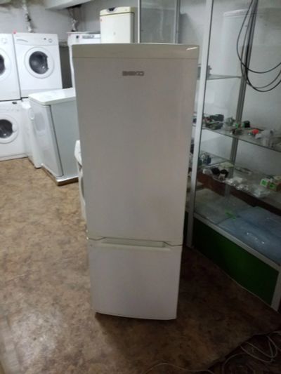 Лот: 12663155. Фото: 1. Б у узкий холодильник beko высотой... Холодильники, морозильные камеры