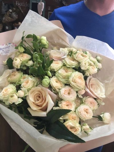 Лот: 12083420. Фото: 1. Розы в букете в фирменной упаковке. Свежие цветы