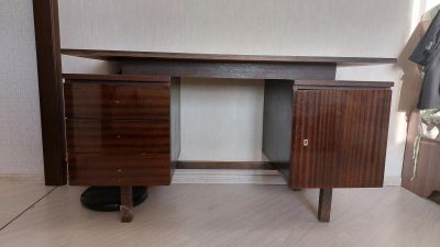 Лот: 25225749. Фото: 1. Письменный стол 130х60. Компьютерные и письменные столы