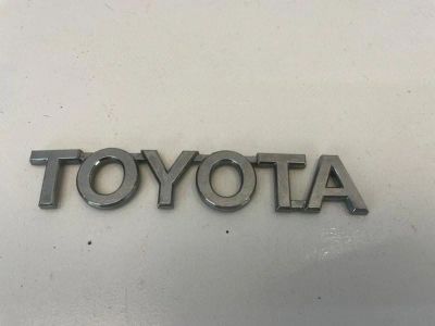 Лот: 24627402. Фото: 1. эмблема Toyota RAV4 XA40. Двигатель и элементы двигателя