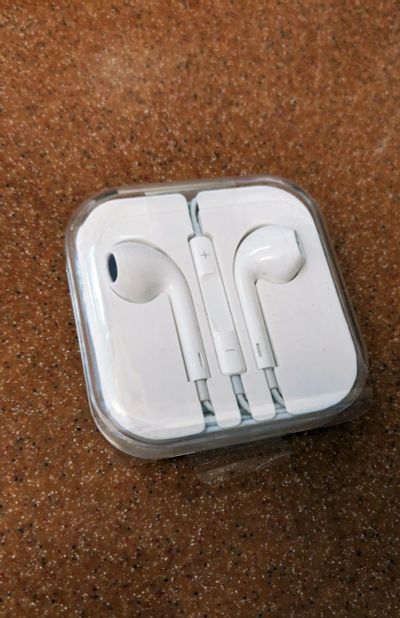 Лот: 15829278. Фото: 1. Наушники Apple EarPods, белый. Красноярск