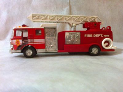 Лот: 23607117. Фото: 1. Пожарная машина Fire Dept 700B... Автомоделизм