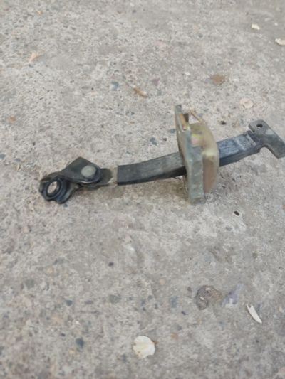 Лот: 25630908. Фото: 1. Ограничитель двери Toyota Vitz... Кузов