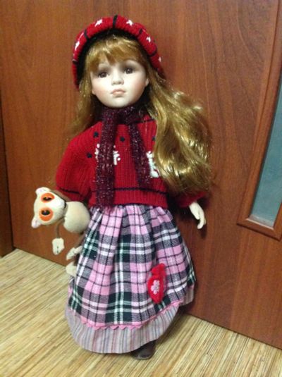 Лот: 7855834. Фото: 1. фарфоровая кукла с игрушкой в... Куклы
