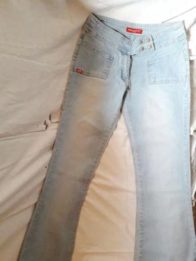 Лот: 19308693. Фото: 1. джинсы на бедрах расклешённые... Джинсы