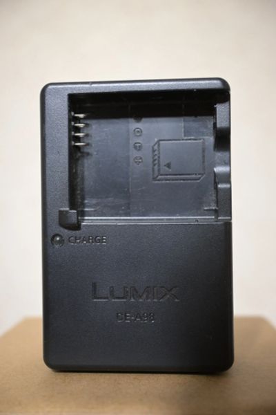 Лот: 19390871. Фото: 1. Зарядное устройство Lumix DE-A98... Аккумуляторы, зарядные