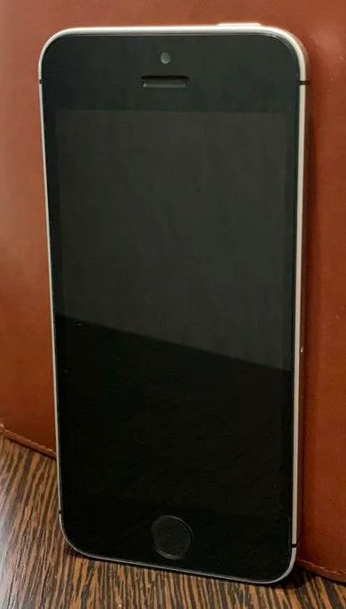 Лот: 14558891. Фото: 1. iPhone SE 32GB (серый космос). Смартфоны