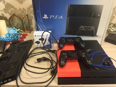 Лот: 11491369. Фото: 1. Sony PlayStation 4 с аксессуарами. Другое (бытовая техника)