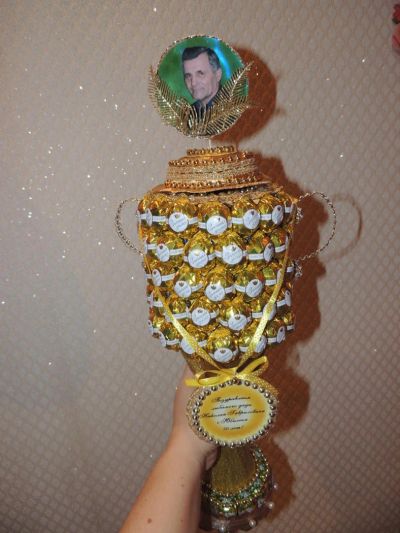 Лот: 6372092. Фото: 1. Кубок юбилейный из конфет золотая... Фигурки, статуэтки