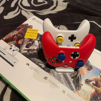 Лот: 15095103. Фото: 1. Xbox one s 1 tb 2 джойстика аккумуляторы... Игровые приставки, консоли