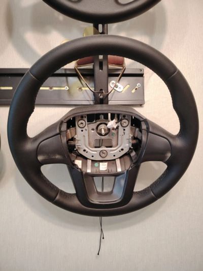 Лот: 18288538. Фото: 1. Руль перешитый в кожу kia rio... Чехлы, коврики, оплетки руля