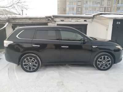 Лот: 15228585. Фото: 1. Продам Mitsubishi Outlander PHEV... Автомобили