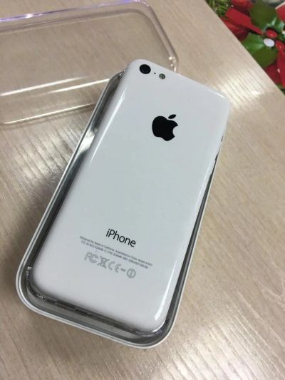 Лот: 10524682. Фото: 1. iPhone 5C White 16Gb. Смартфоны