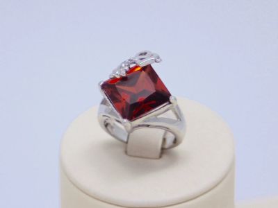 Лот: 14755712. Фото: 1. СЕРЕБРЯНОЕ КОЛЬЦО С ГРАНАТОМ 7... Кольца, перстни