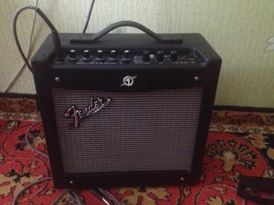 Лот: 5692923. Фото: 1. Fender Mustang 1. Гитарные эффекты и комбоусилители