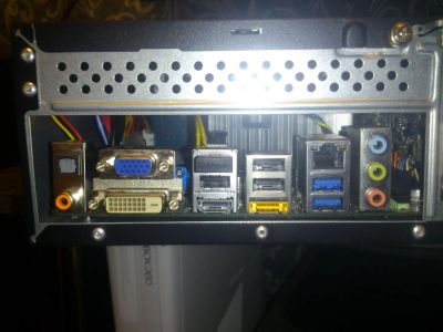 Лот: 6682442. Фото: 1. Нужна задняя планка на GigaByte... Другое (комплектующие)