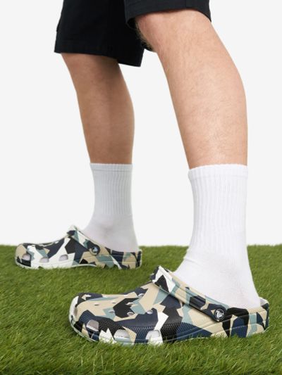 Лот: 25368797. Фото: 1. Сабо мужские Crocs Geo Camo, Мультицвет. Шлепанцы, сланцы