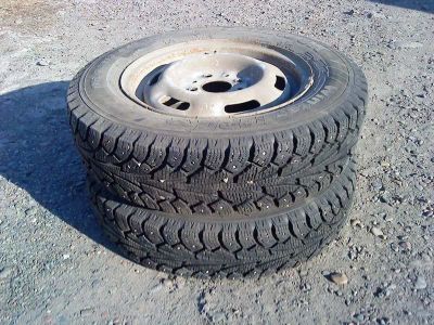Лот: 1251084. Фото: 1. Две шиповки на дисках 175/70 R13. Шины на дисках