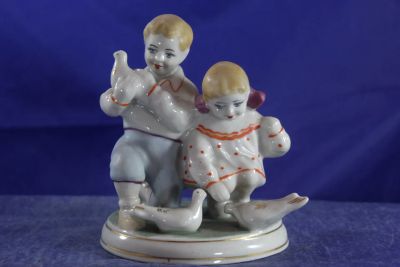Лот: 20746679. Фото: 1. Фарфоровая статуэтка Дети кормят... Фарфор, керамика