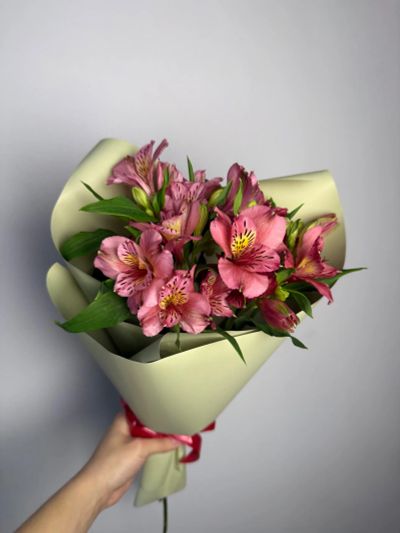 Лот: 25675932. Фото: 1. 3. Букет-комплимент из альстромерий. Свежие цветы