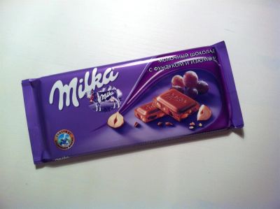 Лот: 3330760. Фото: 1. Шоколадка Milka с фундуком и изюмом... Шоколад, конфеты
