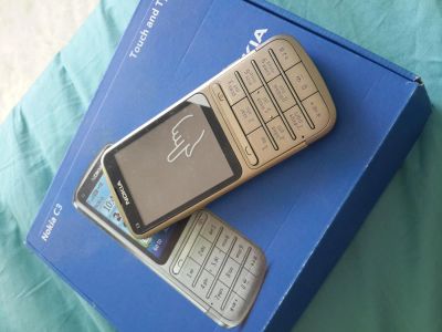 Лот: 4175341. Фото: 1. Nokia C3-01 khaki gold. Кнопочные мобильные телефоны