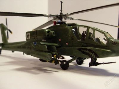Лот: 138040. Фото: 1. Модель штурмового вертолета AH-64A... Авиамоделизм