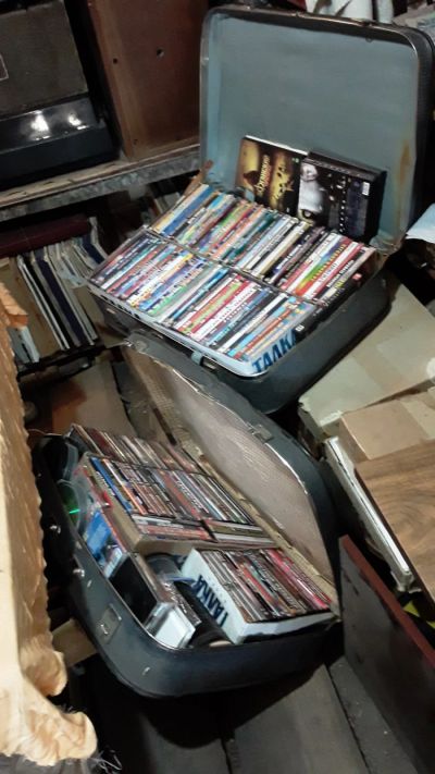 Лот: 18006847. Фото: 1. два больших чемодана DVD дисков... Видеозаписи, фильмы