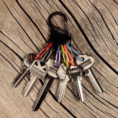 Лот: 5509180. Фото: 1. Брелок для ключей с пластиковыми... Брелоки для ключей