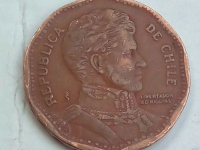 Лот: 17045769. Фото: 1. Монета Чили 50 песо, 25 мм. Америка