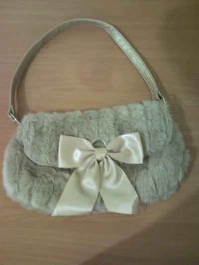 Лот: 3461781. Фото: 1. Продам сумочку молодежную-меховую. Другое (одежда, обувь, галантерея)