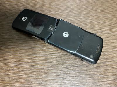 Лот: 19707777. Фото: 1. Motorola RAZR V3. Кнопочные мобильные телефоны