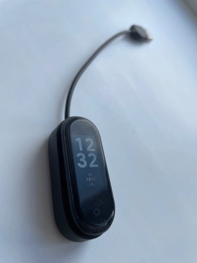Лот: 20227949. Фото: 1. Xiaomi mi band 4, фитнес браслет. Смарт-часы, фитнес-браслеты, аксессуары