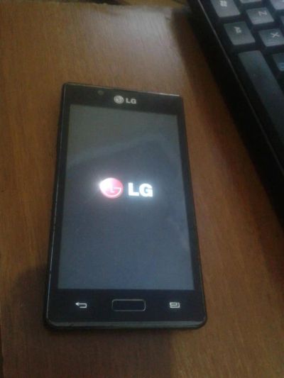 Лот: 8597080. Фото: 1. смартфон LG , включается до заставки. Смартфоны
