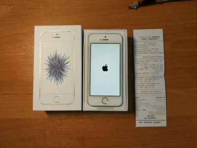 Лот: 9711118. Фото: 1. iPhone SE НОВЫЙ 16Gb Silver официальная... Смартфоны